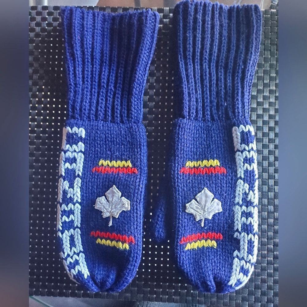 3/$30 - Vintage Canada Mittens - Picture 3 of 6